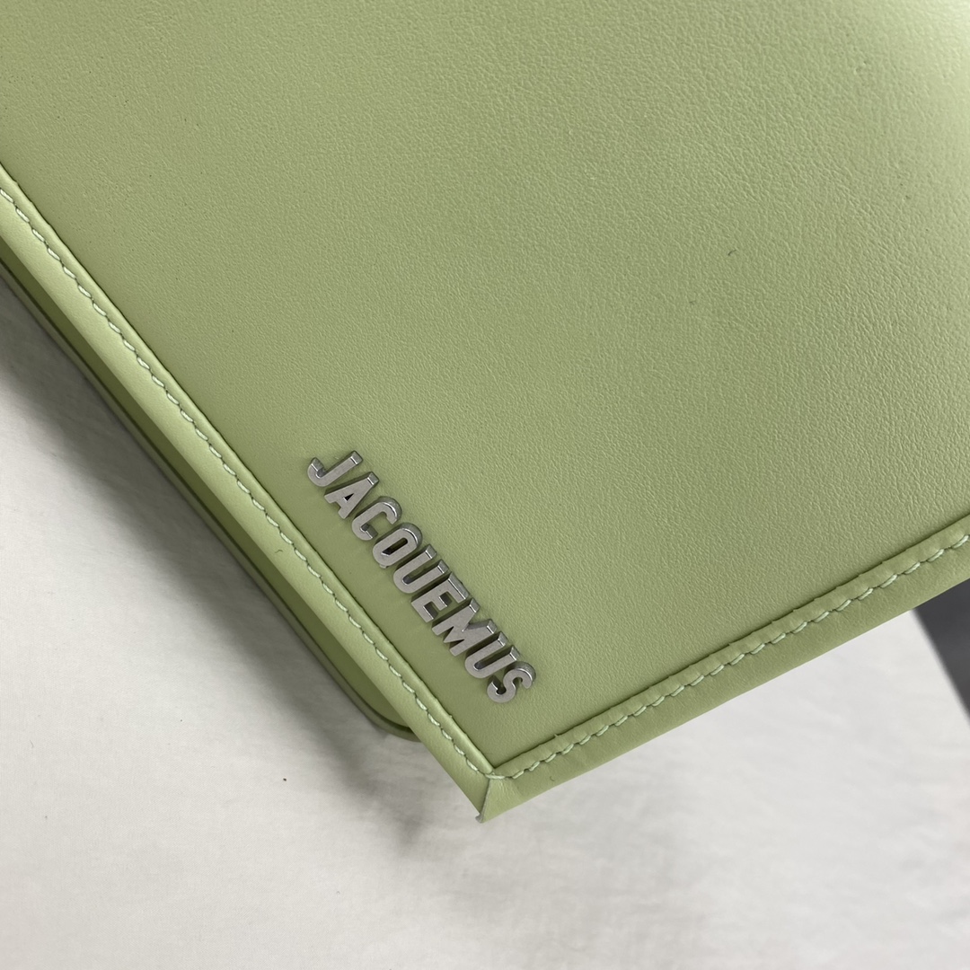 JACQUEMUS Le Messageru Logo-Plaque Leather Cross-Body Bag in LIGHTGREEN |
