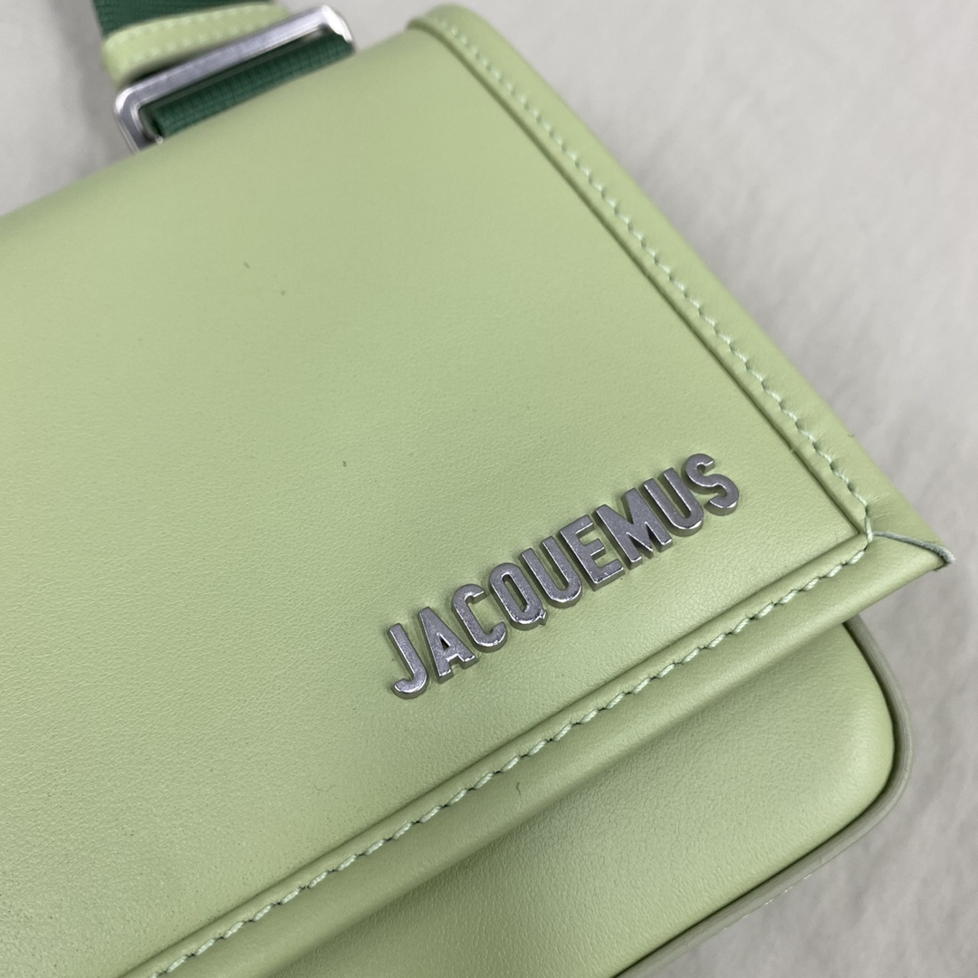 JACQUEMUS Le Messageru Logo-Plaque Leather Cross-Body Bag in LIGHTGREEN |