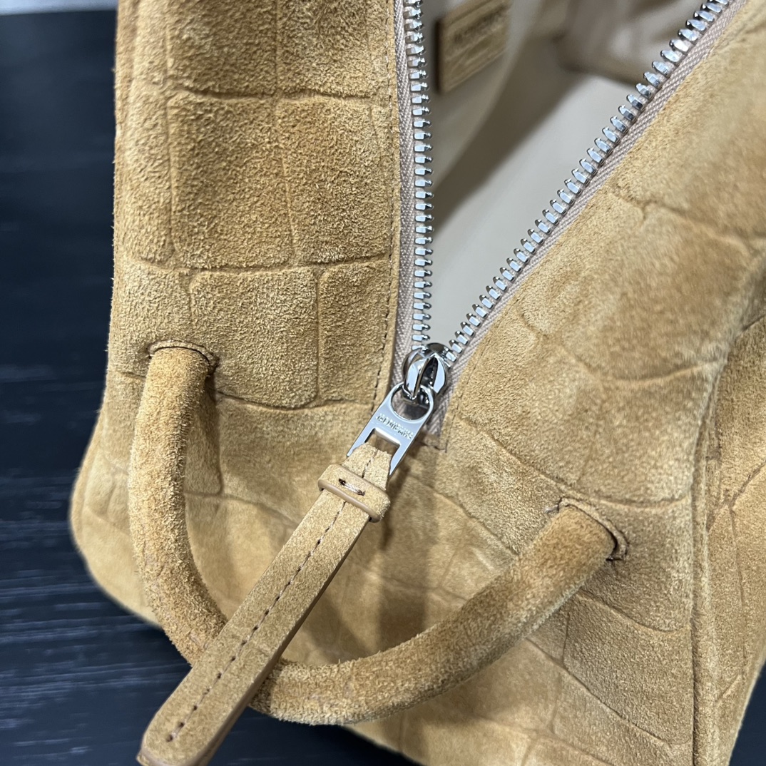 Le Turismo Medium suede shoulder bag in brown