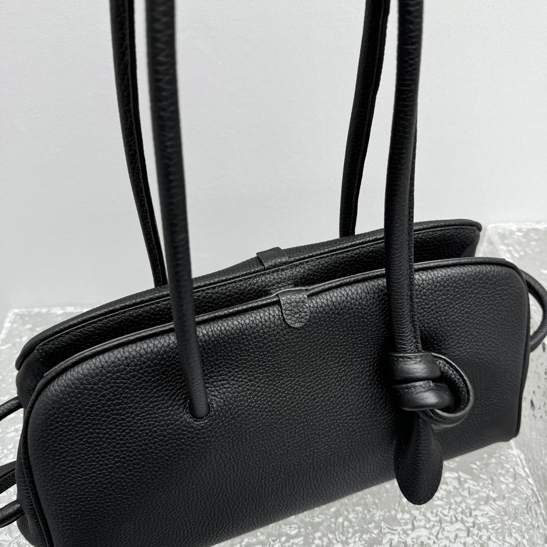 Jacquemus Le Turismo Shoulder Bag In Black -