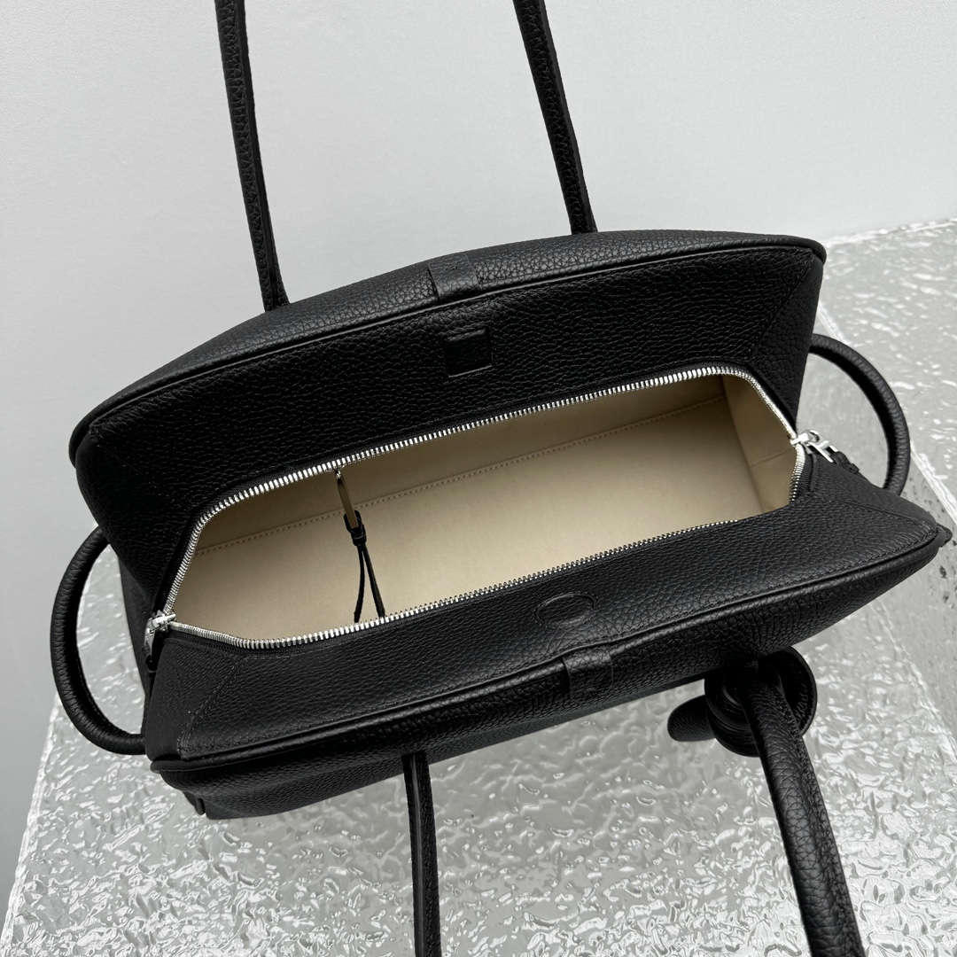 Jacquemus Le Turismo Shoulder Bag In Black -