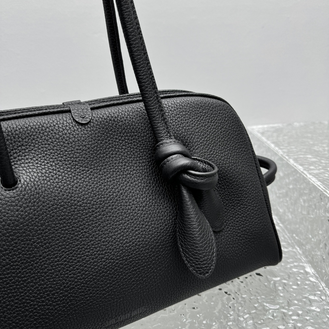 Jacquemus Le Turismo Shoulder Bag In Black -