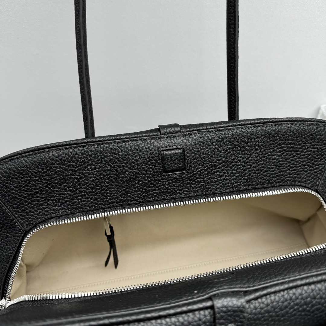 Jacquemus Le Turismo Shoulder Bag In Black -