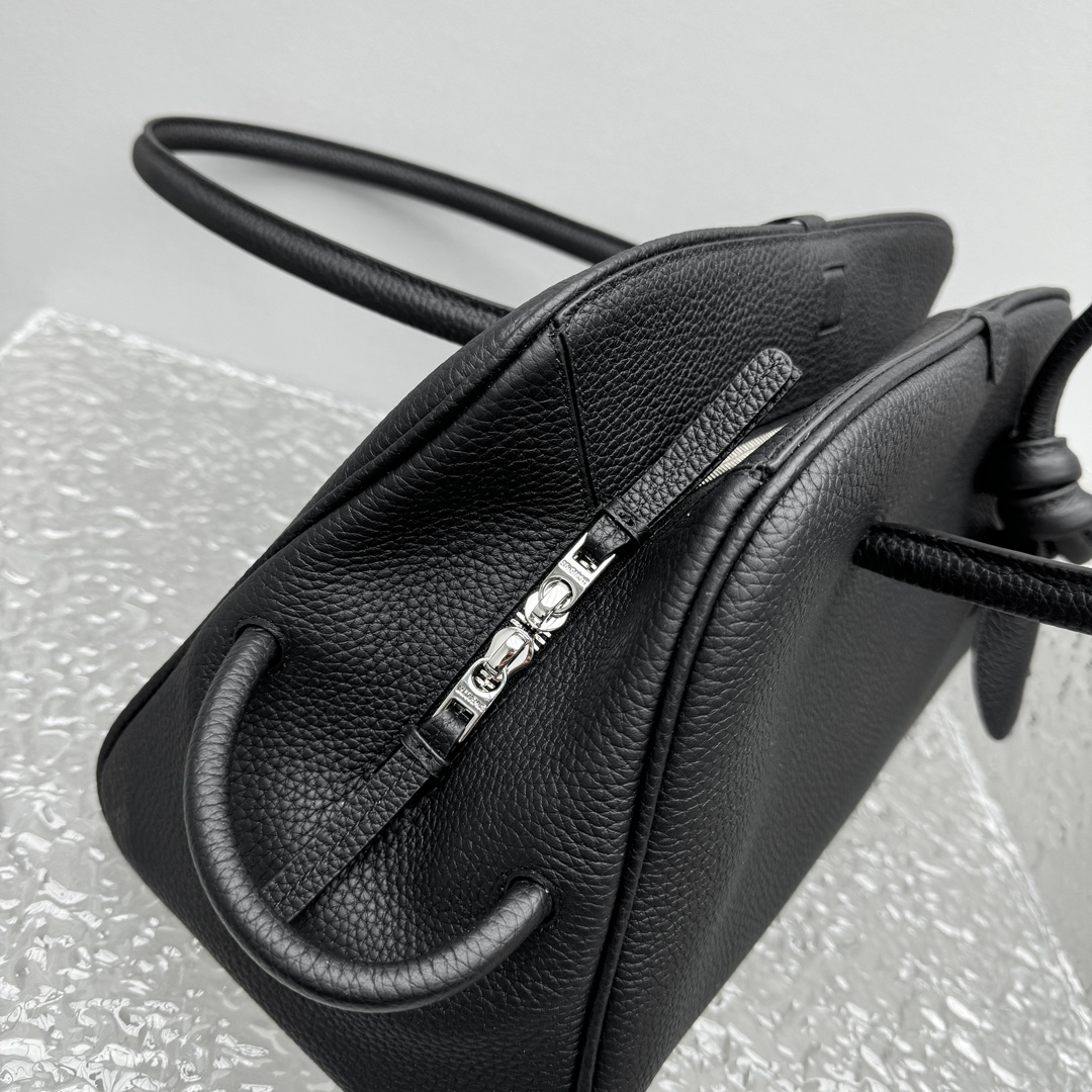 Jacquemus Le Turismo Shoulder Bag In Black -
