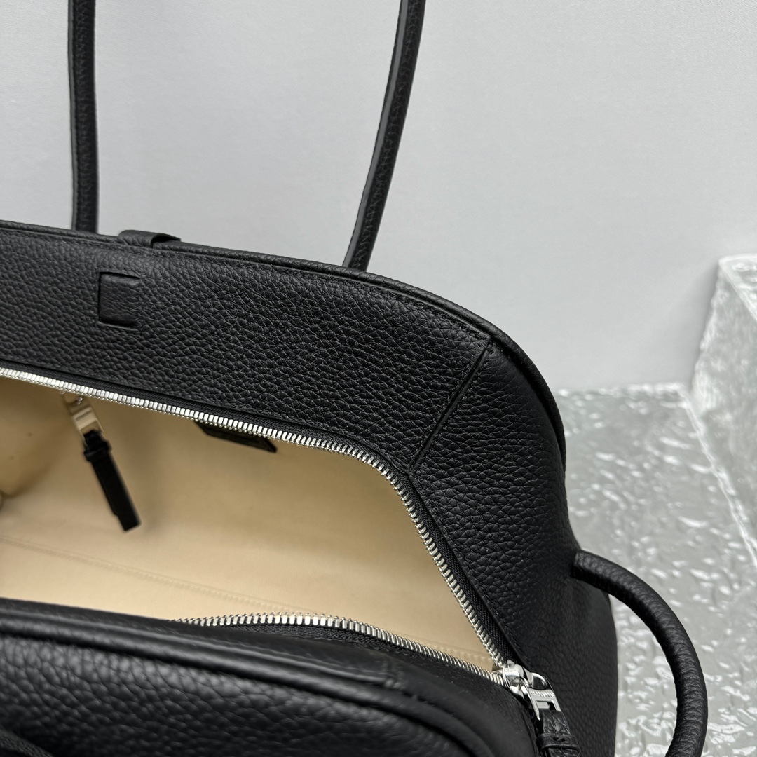 Jacquemus Le Turismo Shoulder Bag In Black -