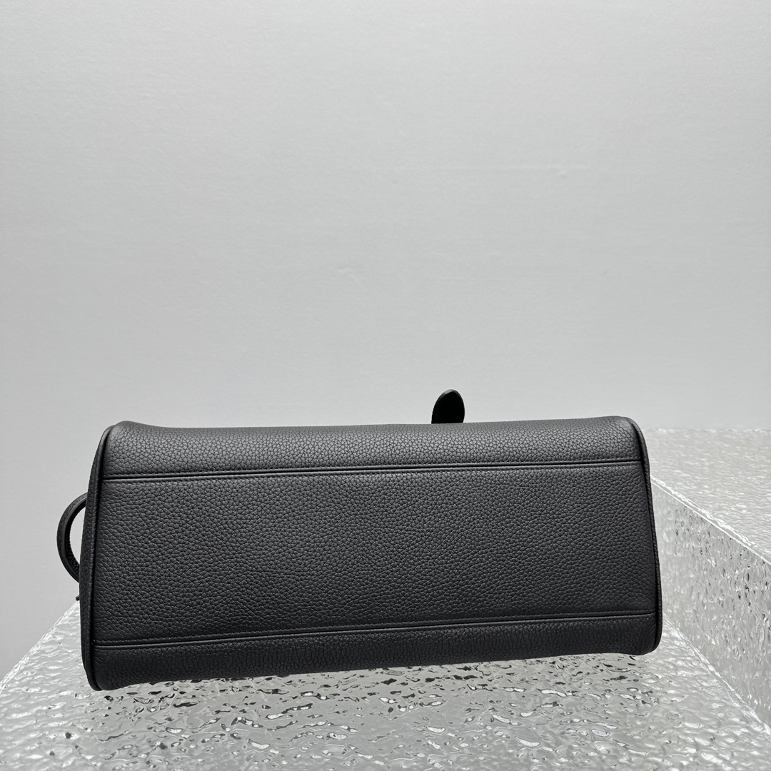 Jacquemus Le Turismo Shoulder Bag In Black -