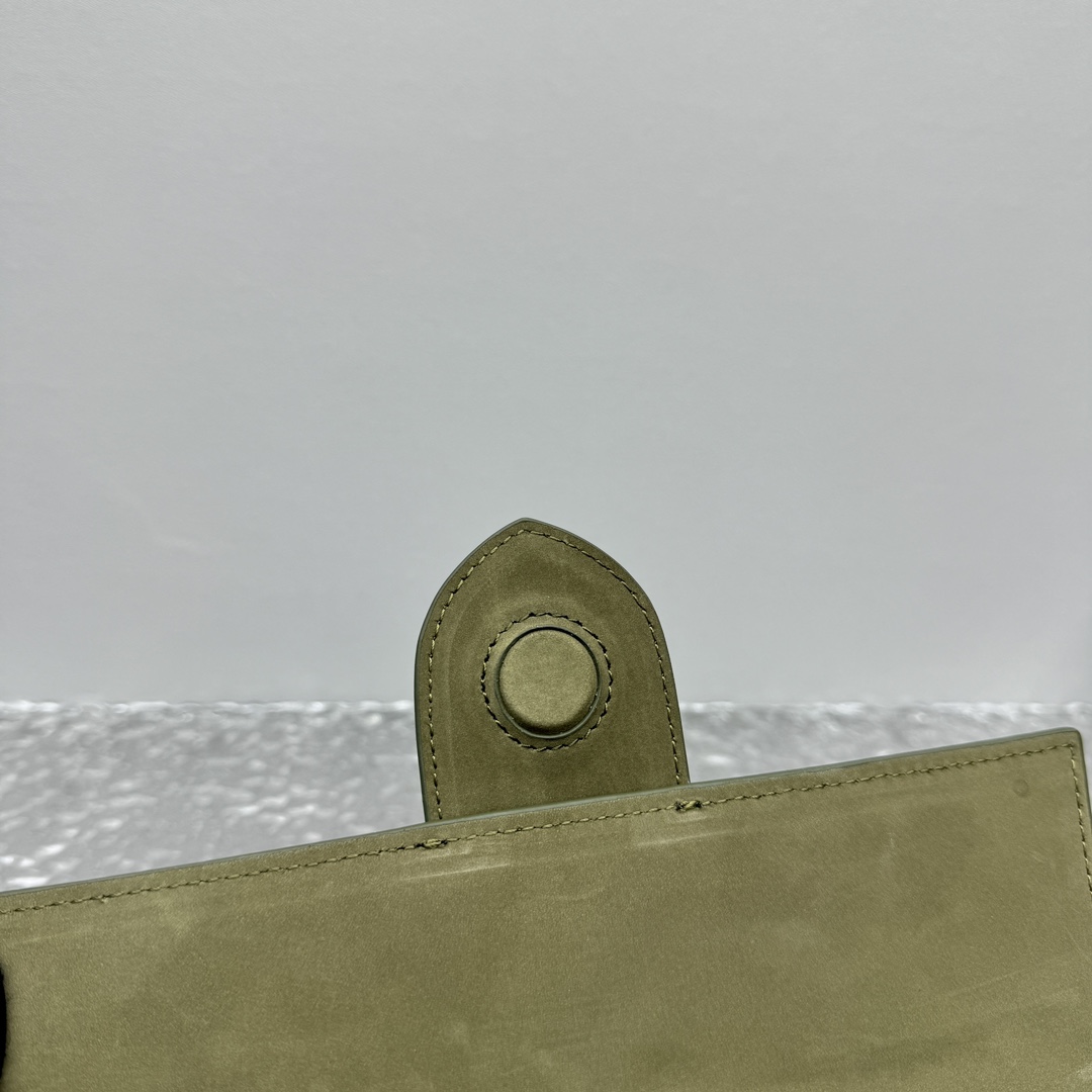 Jacquemusfrostbag in olive green | eBay