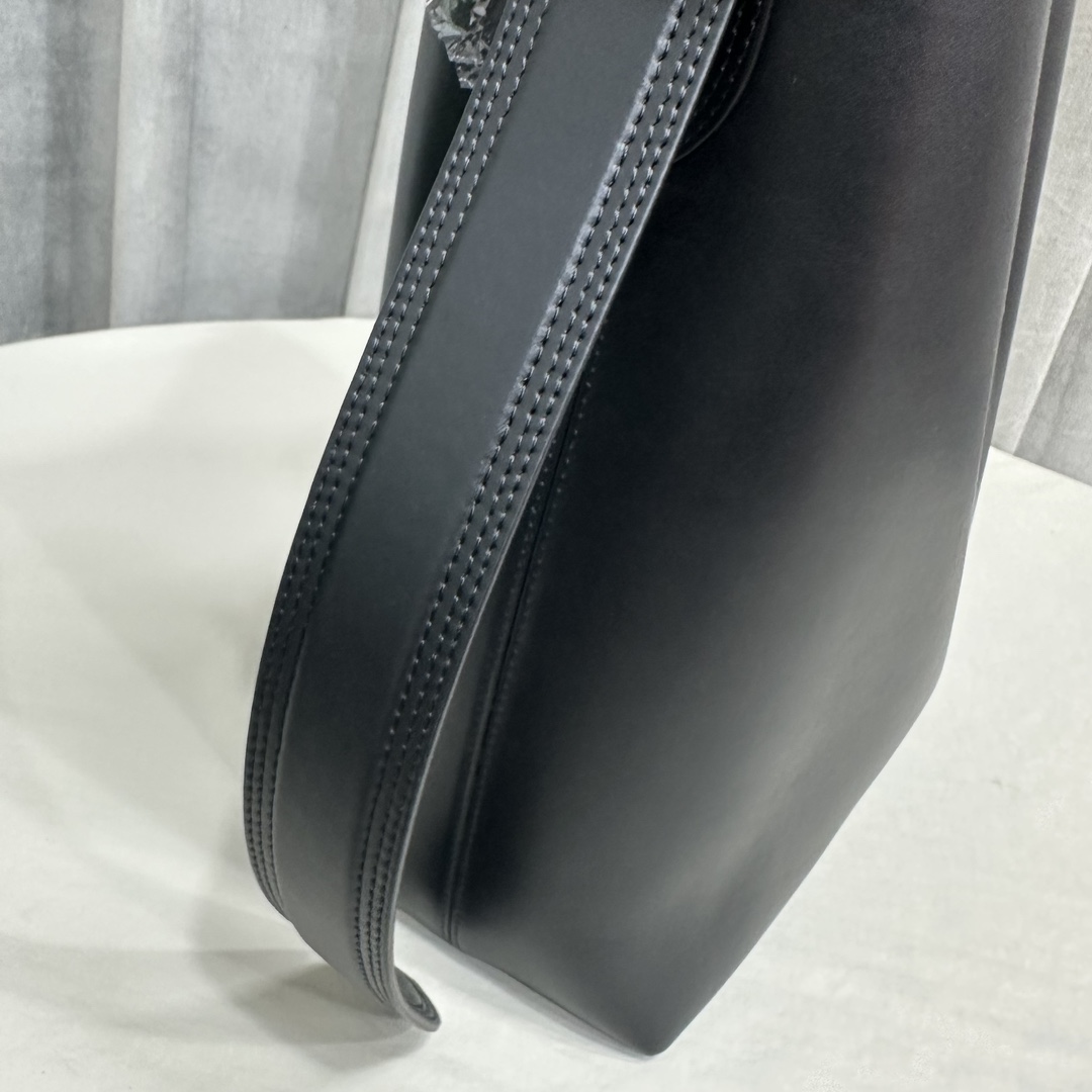 JACQUEMUS Le Regalo Buckled Leather Bucket Bag in black|
