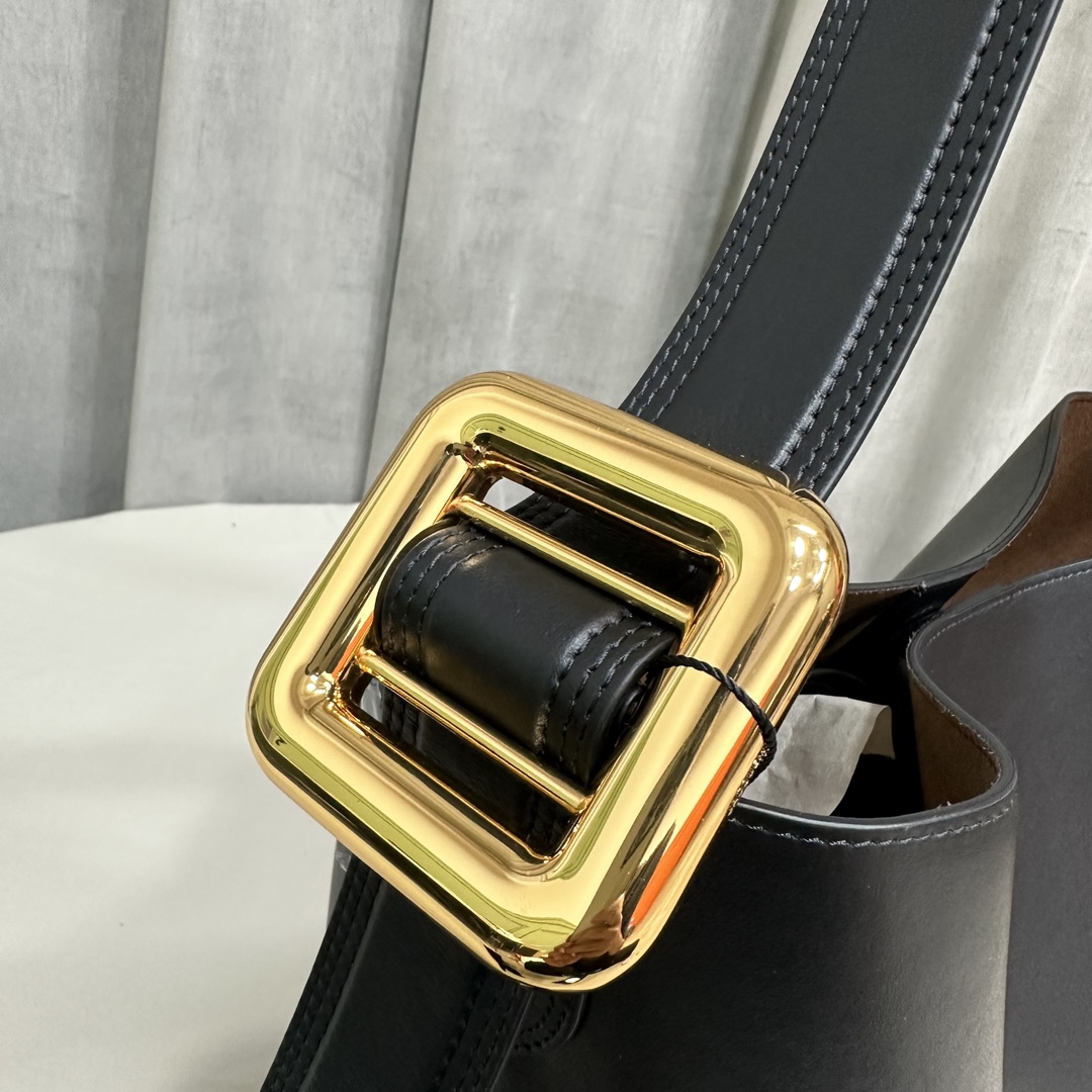 JACQUEMUS Le Regalo Buckled Leather Bucket Bag in black|