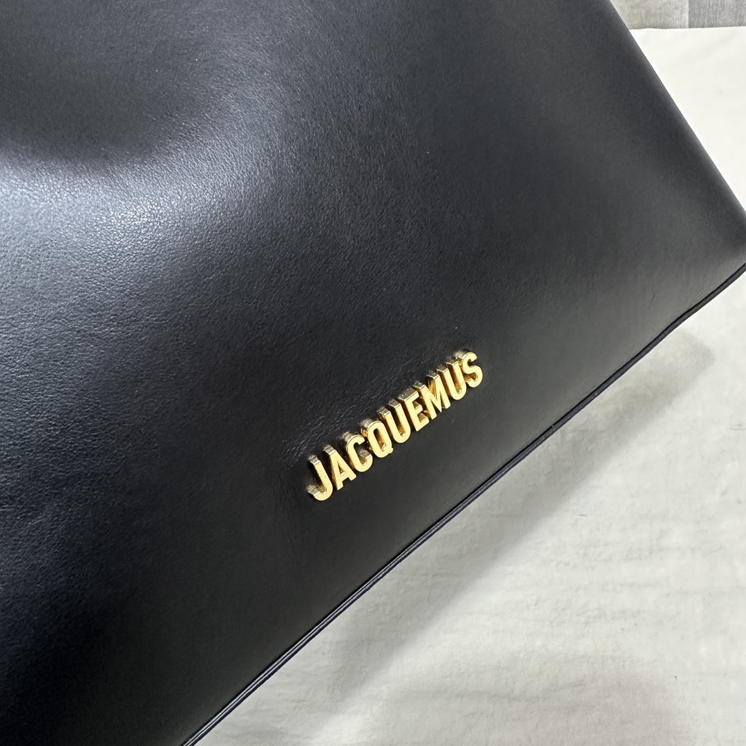 JACQUEMUS Le Regalo Buckled Leather Bucket Bag in black|
