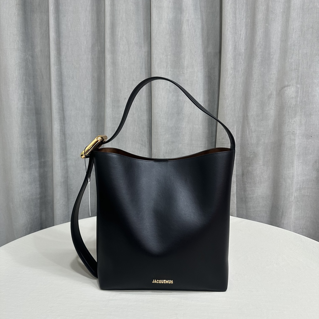 JACQUEMUS Le Regalo Buckled Leather Bucket Bag in black|
