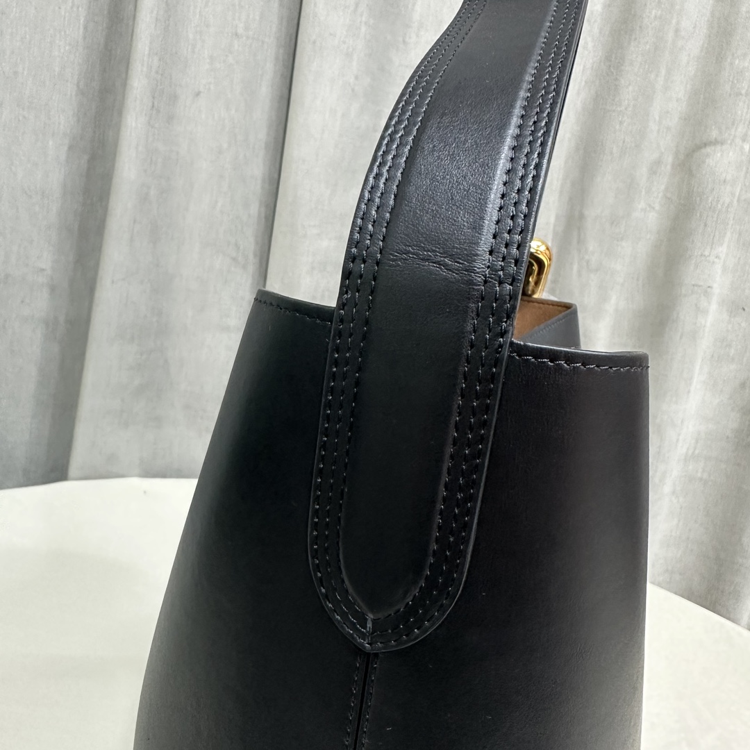 JACQUEMUS Le Regalo Buckled Leather Bucket Bag in black|