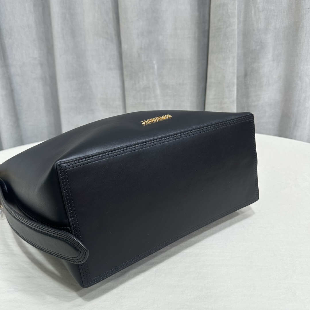 JACQUEMUS Le Regalo Buckled Leather Bucket Bag in black|