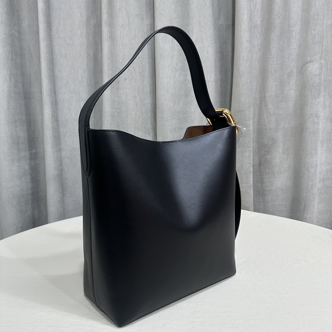 JACQUEMUS Le Regalo Buckled Leather Bucket Bag in black|