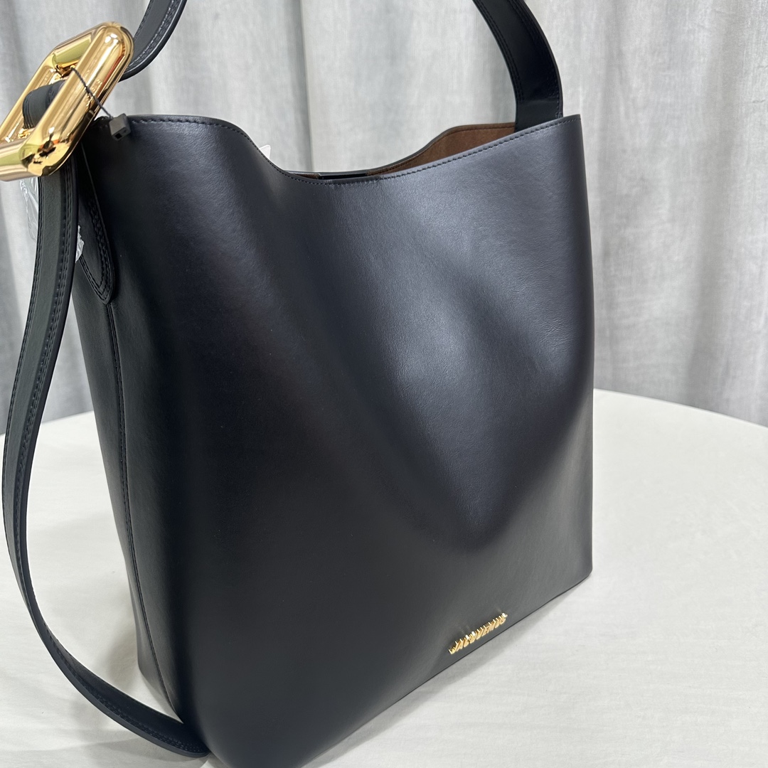 JACQUEMUS Le Regalo Buckled Leather Bucket Bag in black|