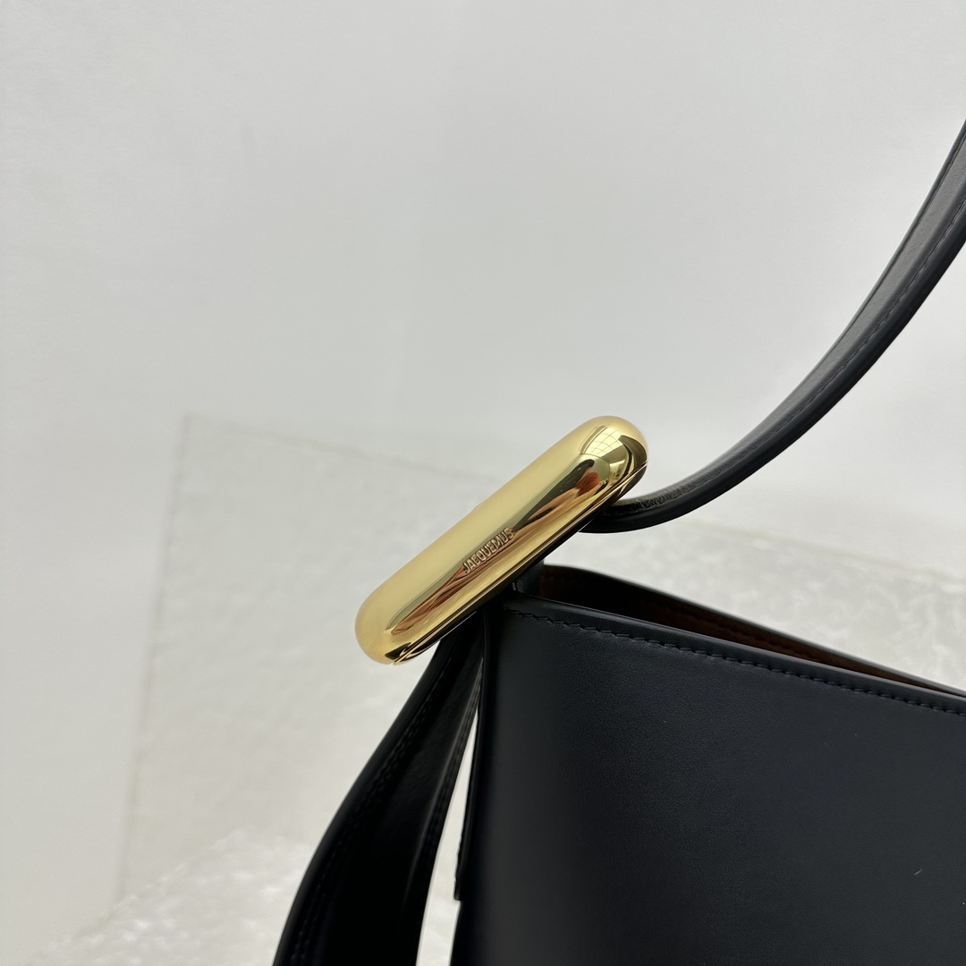 Jacquemus Le Chouchou Le Petit Regalo Leather Shoulder Bag black