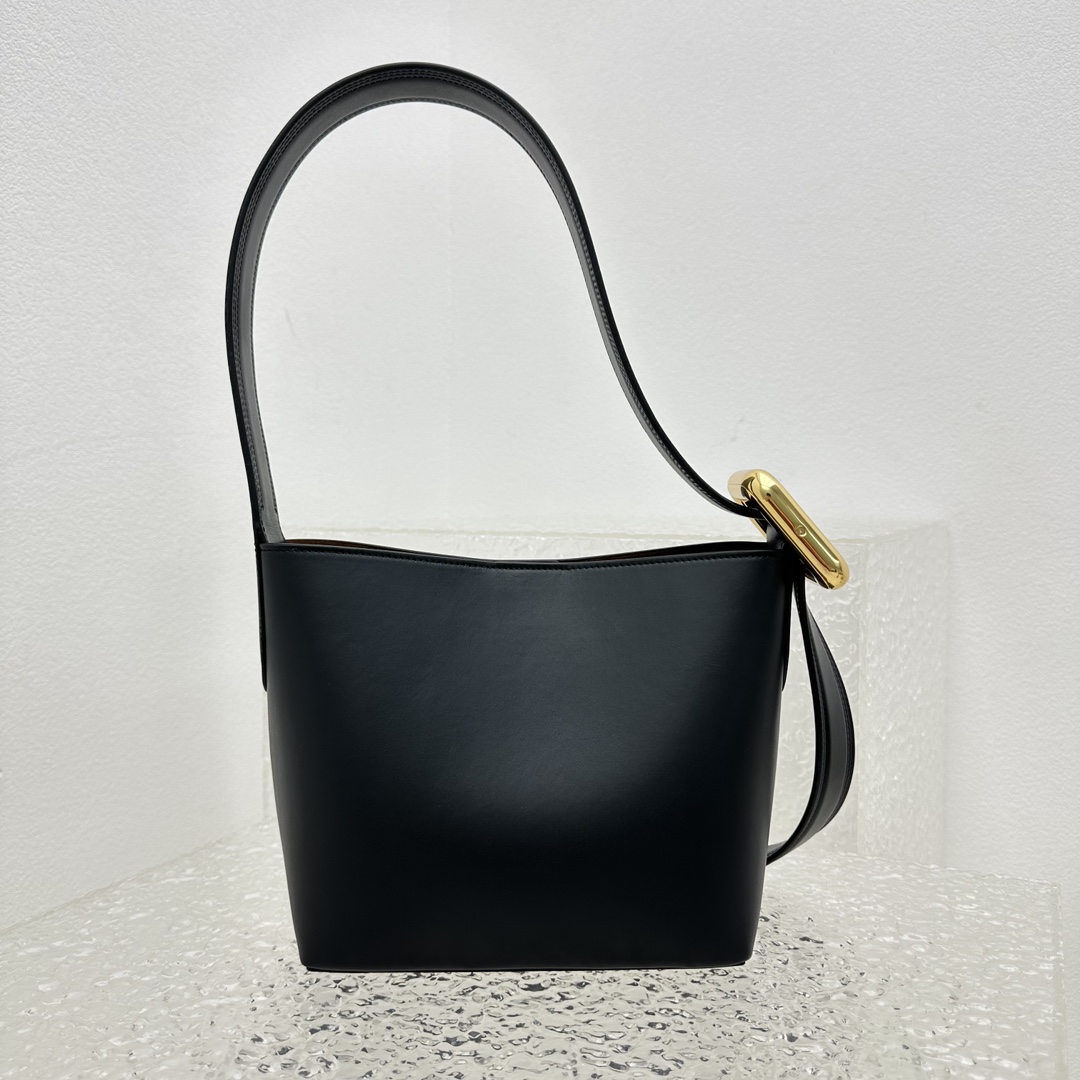 Jacquemus Le Chouchou Le Petit Regalo Leather Shoulder Bag black