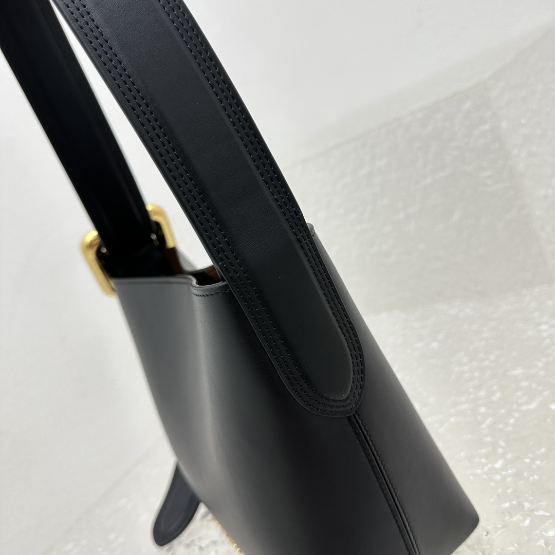 Jacquemus Le Chouchou Le Petit Regalo Leather Shoulder Bag black