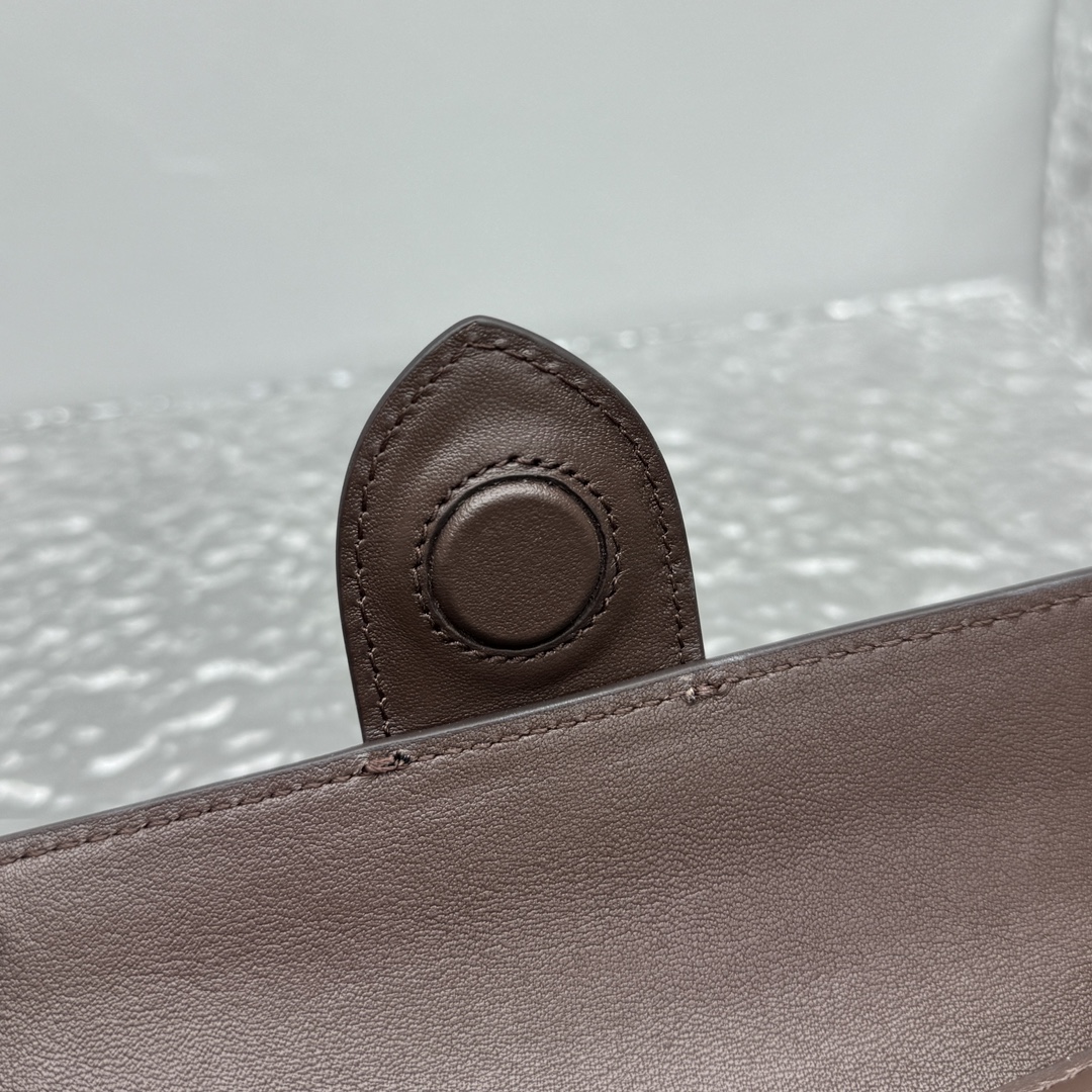 Jacquemus Smooth Leather 'Le Grand Bambino' Bag In BROWN