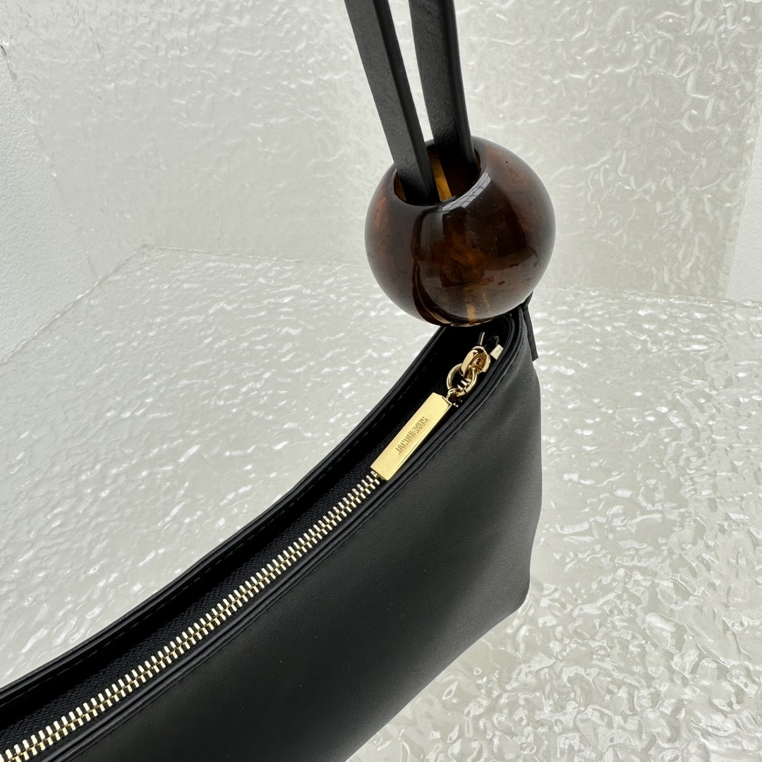JACQUEMUS Smooth Calfskin Le Bisou Perle Black 1535994 Jacquemus 00468