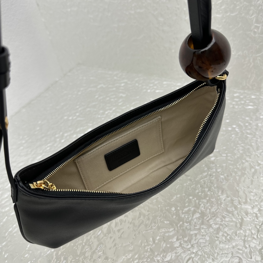 JACQUEMUS Smooth Calfskin Le Bisou Perle Black 1535994 Jacquemus 00468
