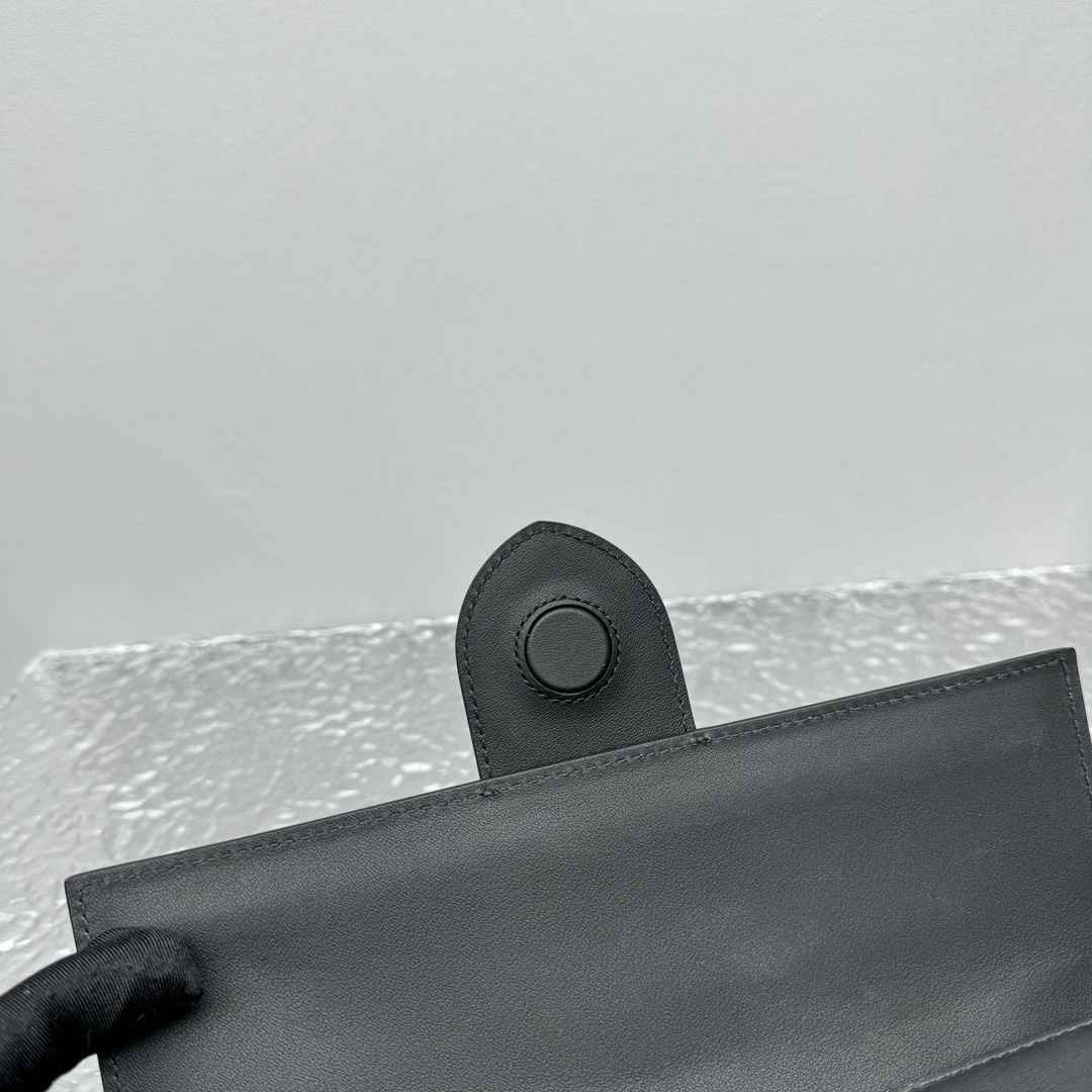 Jacquemus Le Grand Bambino Leather Crossbody Bag IN BLACK