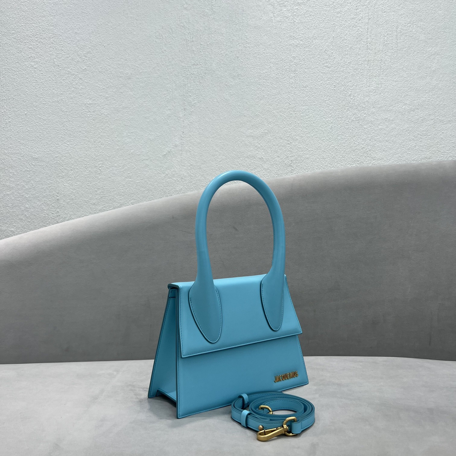 Jacquemus Blue Leather Medium Le Chiquito Top Handle  Jacquemus 01189