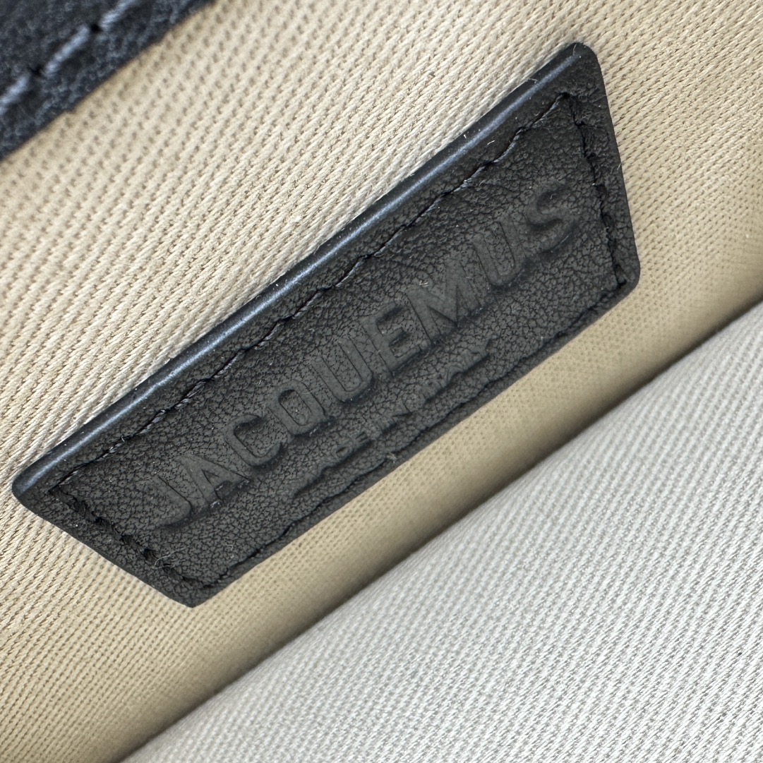 Jacquemus Le Chiquito Moyen Handbag In Black