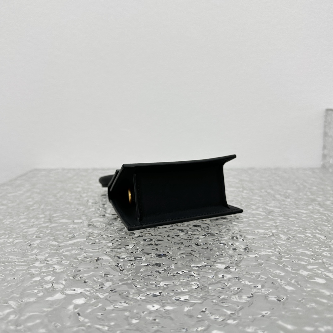 Jacquemus Le Chiquito Moyen Handbag In Black