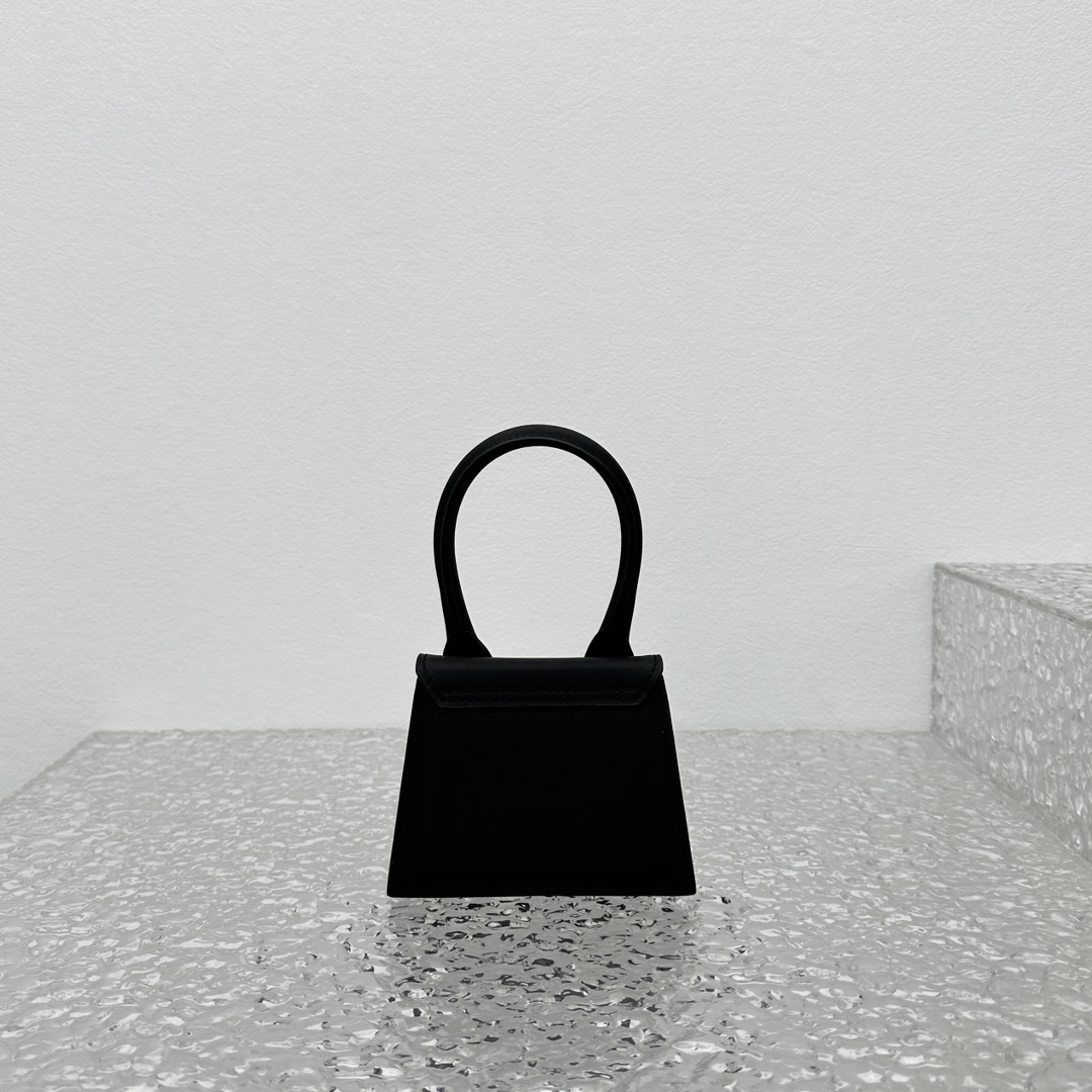 Jacquemus Le Chiquito Moyen Handbag In Black