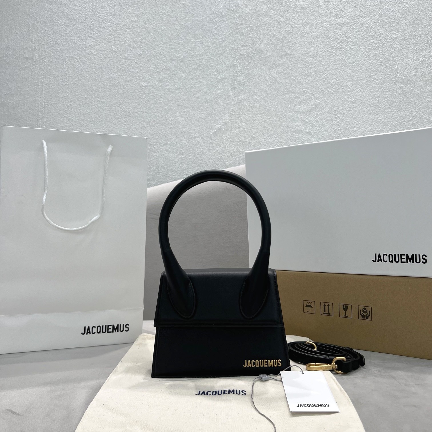 Jacquemus Le Chiquito Moyen Handbag In Black