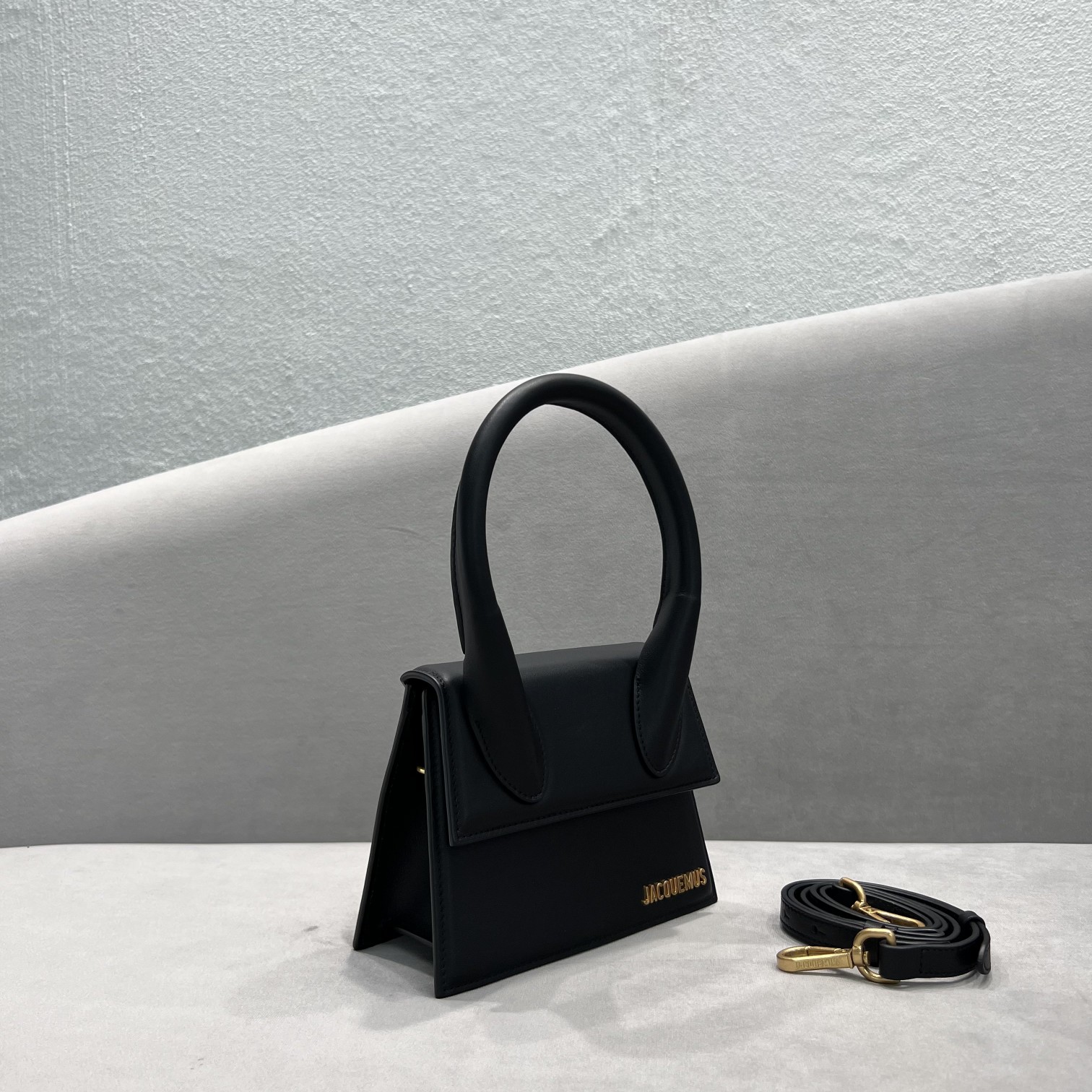 Jacquemus Le Chiquito Moyen Handbag In Black