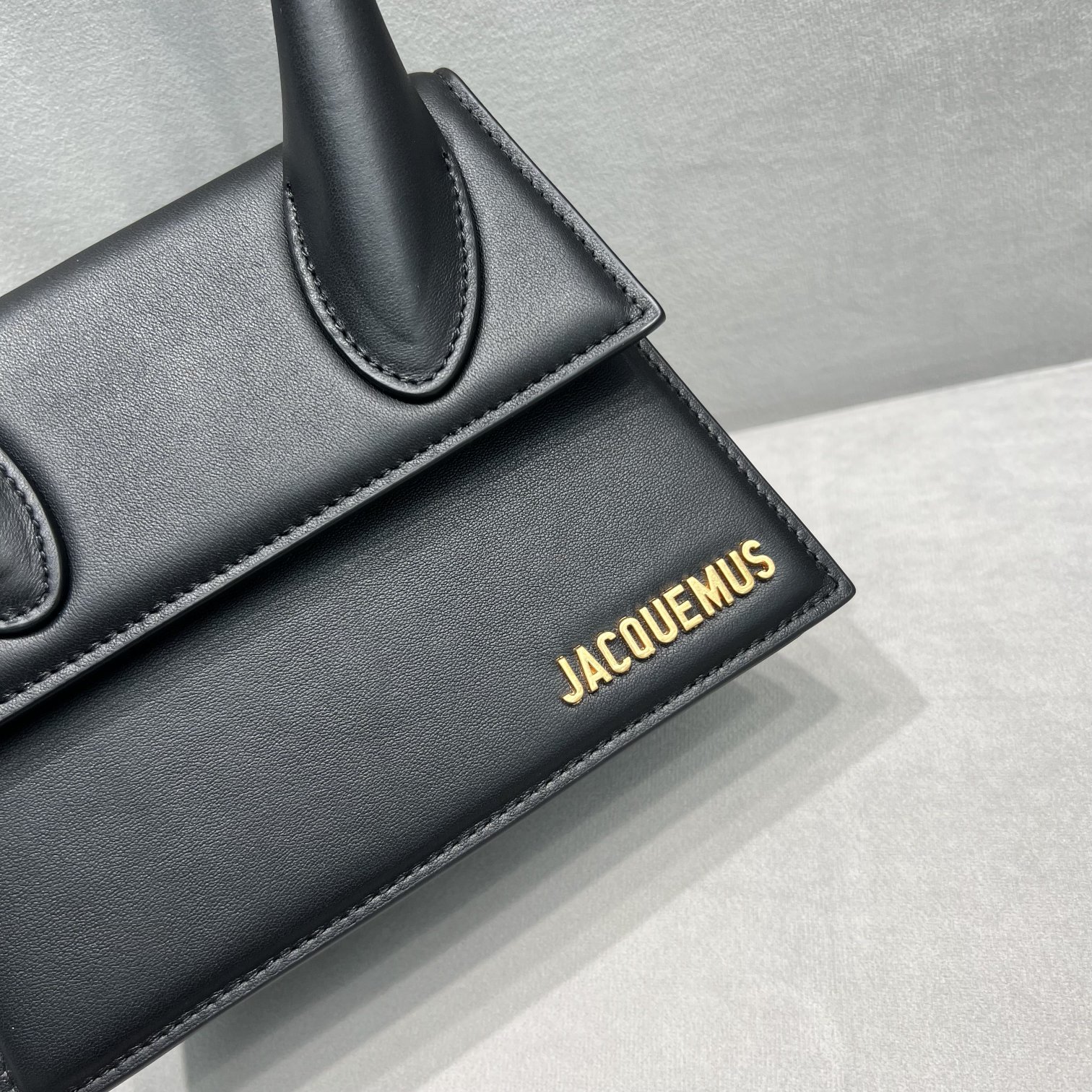 Jacquemus Le Chiquito Moyen Handbag In Black