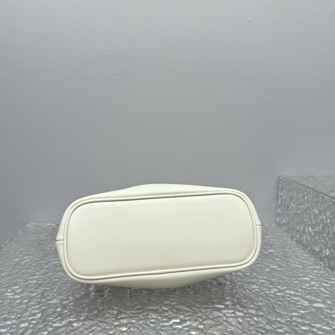 Jacquemus Le Petit Calino Leather Clutch in Natural