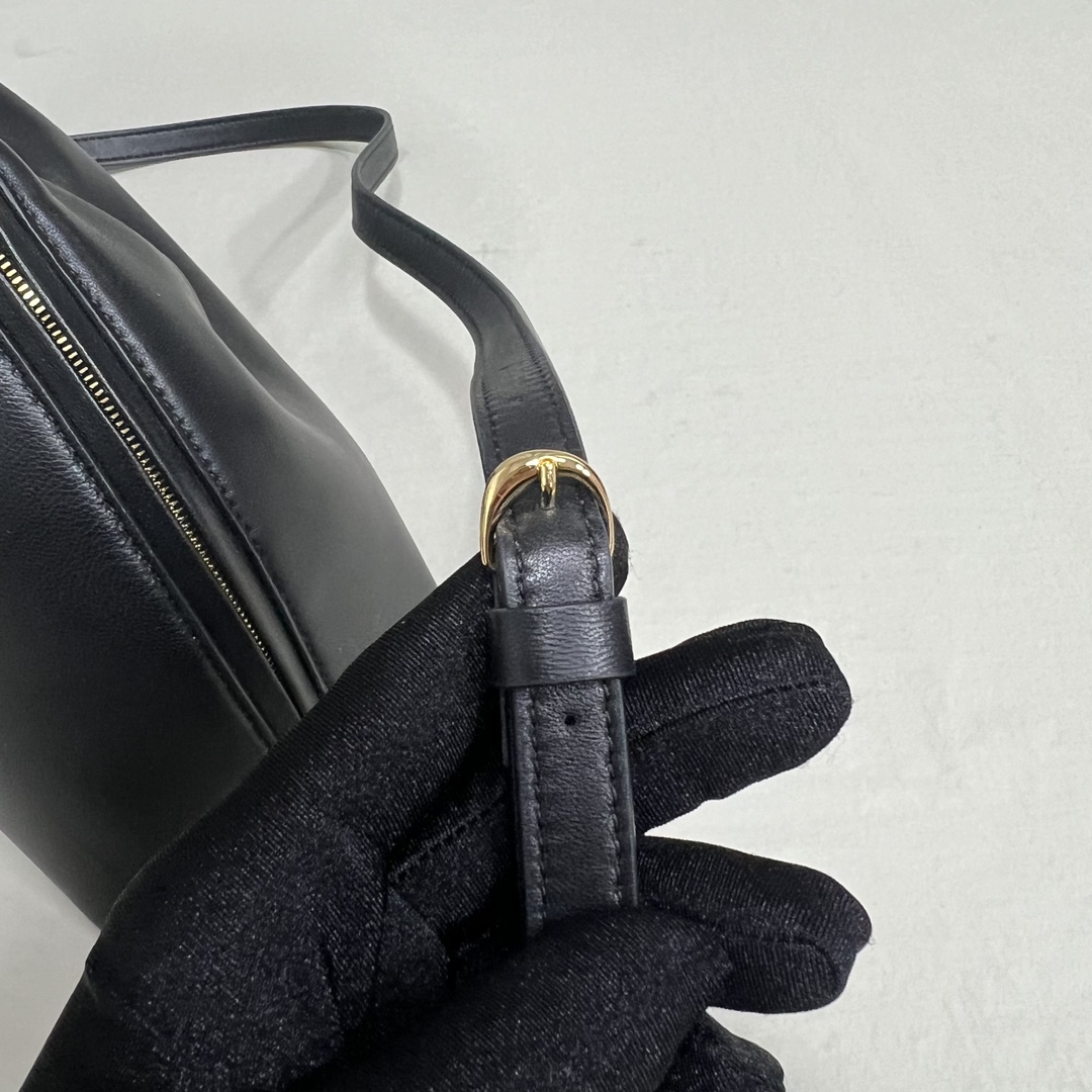 Jacquemus Le Porte Calino Leather Top Handle Bag in black