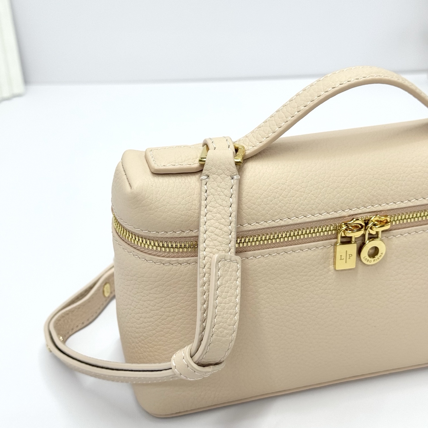 Loro Piana Extra-Tasche L19 in Creamed Honey / Gold Hardwar