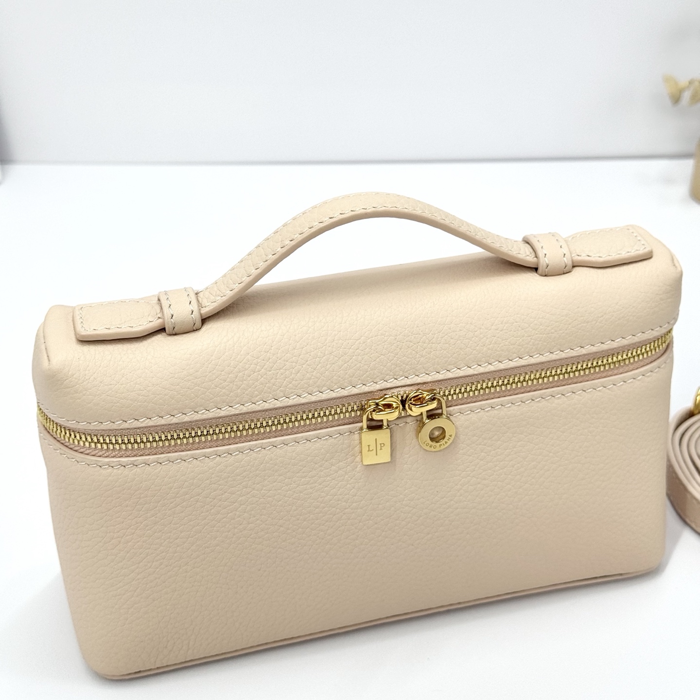 Loro Piana Extra-Tasche L19 in Creamed Honey / Gold Hardwar