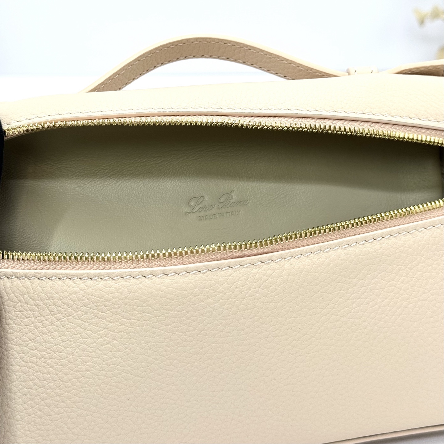 Loro Piana Extra-Tasche L19 in Creamed Honey / Gold Hardwar