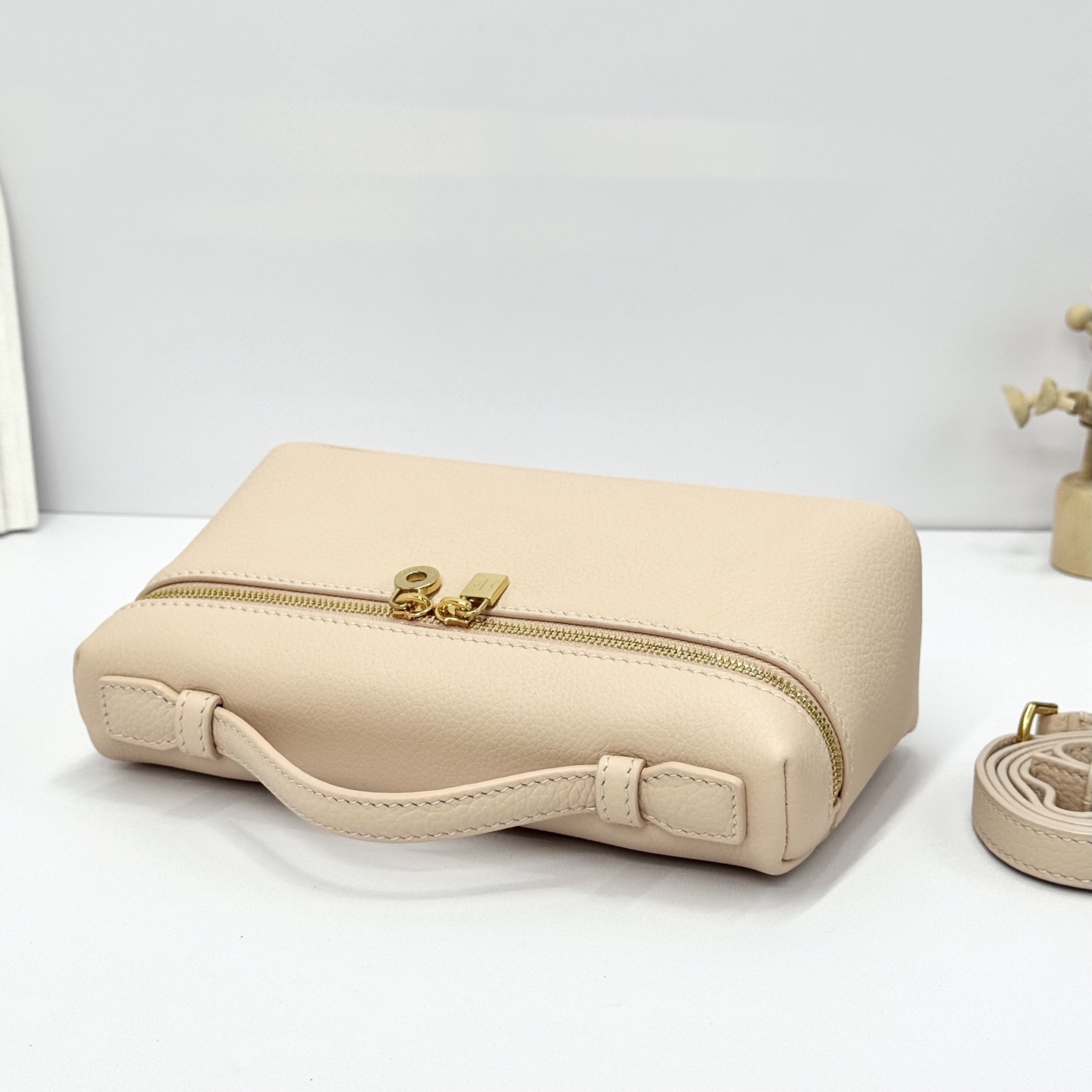 Loro Piana Extra-Tasche L19 in Creamed Honey / Gold Hardwar
