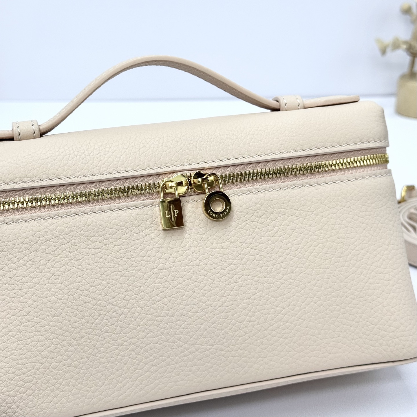 Loro Piana Extra-Tasche L19 in Creamed Honey / Gold Hardwar