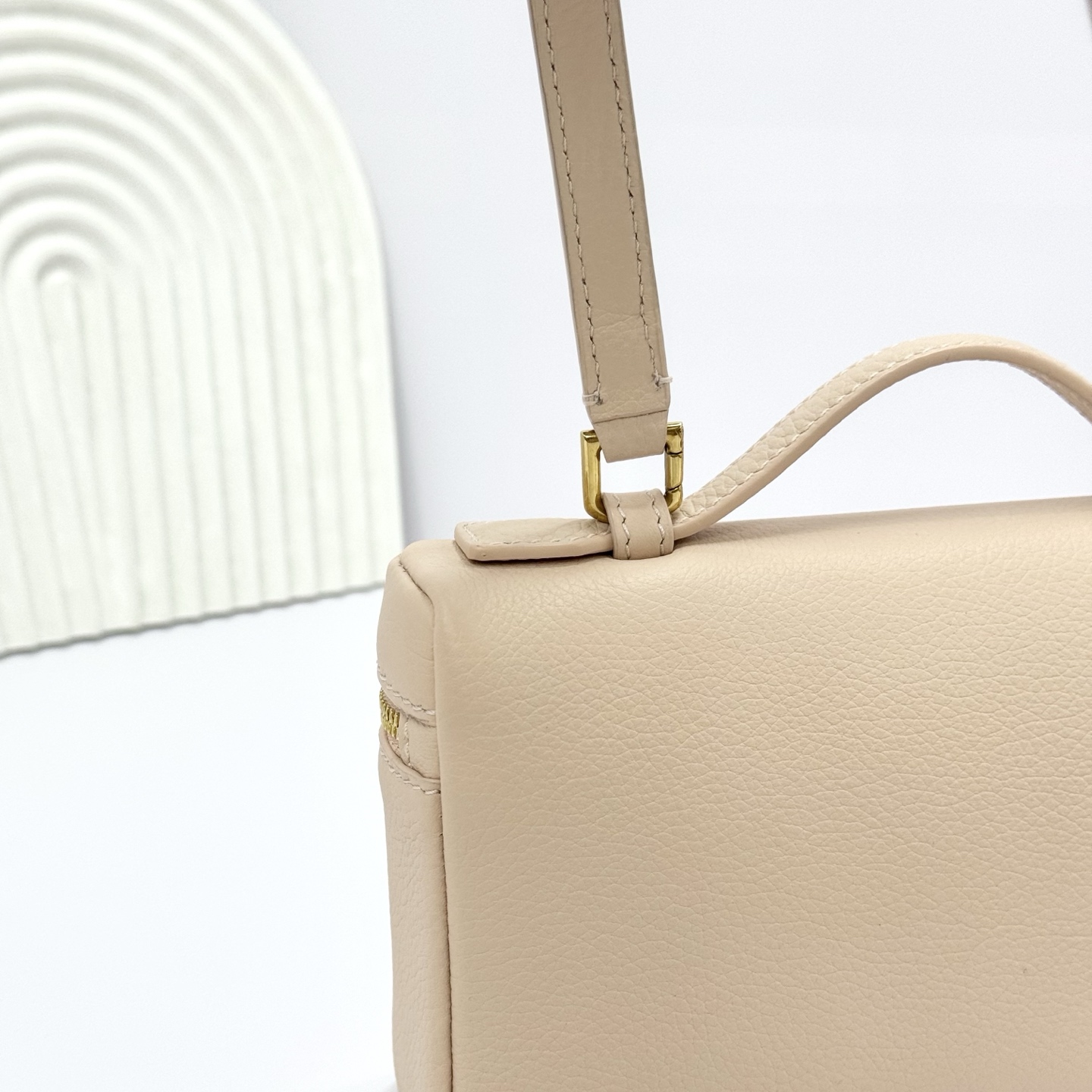 Loro Piana Extra-Tasche L19 in Creamed Honey / Gold Hardwar
