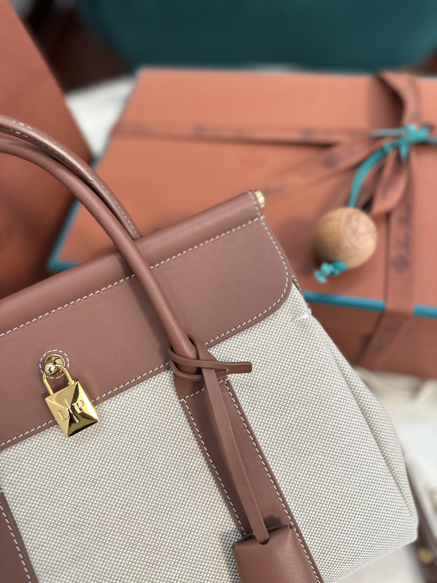 Loro Piana Loom bag L25 Cotton, Calfskin Nougat/Warm Tan/Sun Gold |