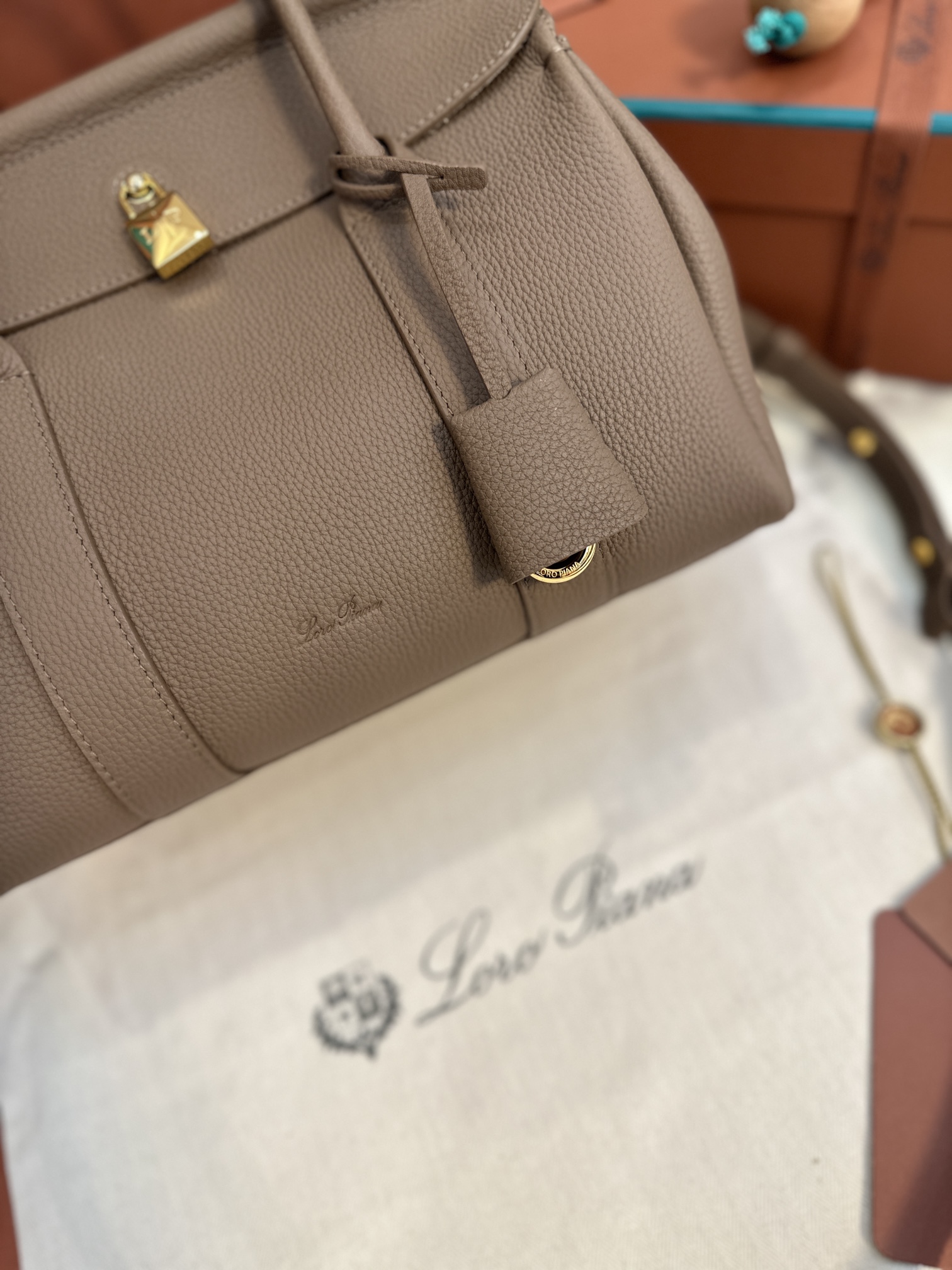 Loro Piana Loom bag L25 Calfskin brown/Sun Gold | Loro Piana FR