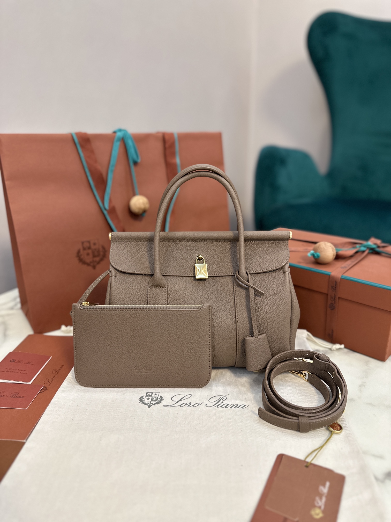 Loro Piana Loom bag L25 Calfskin brown/Sun Gold | Loro Piana FR