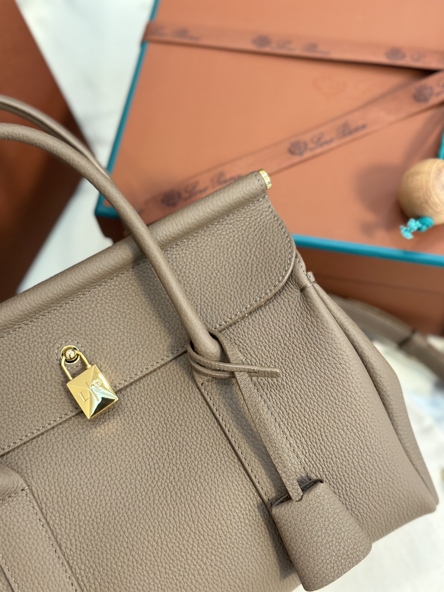 Loro Piana Loom bag L25 Calfskin brown/Sun Gold | Loro Piana FR