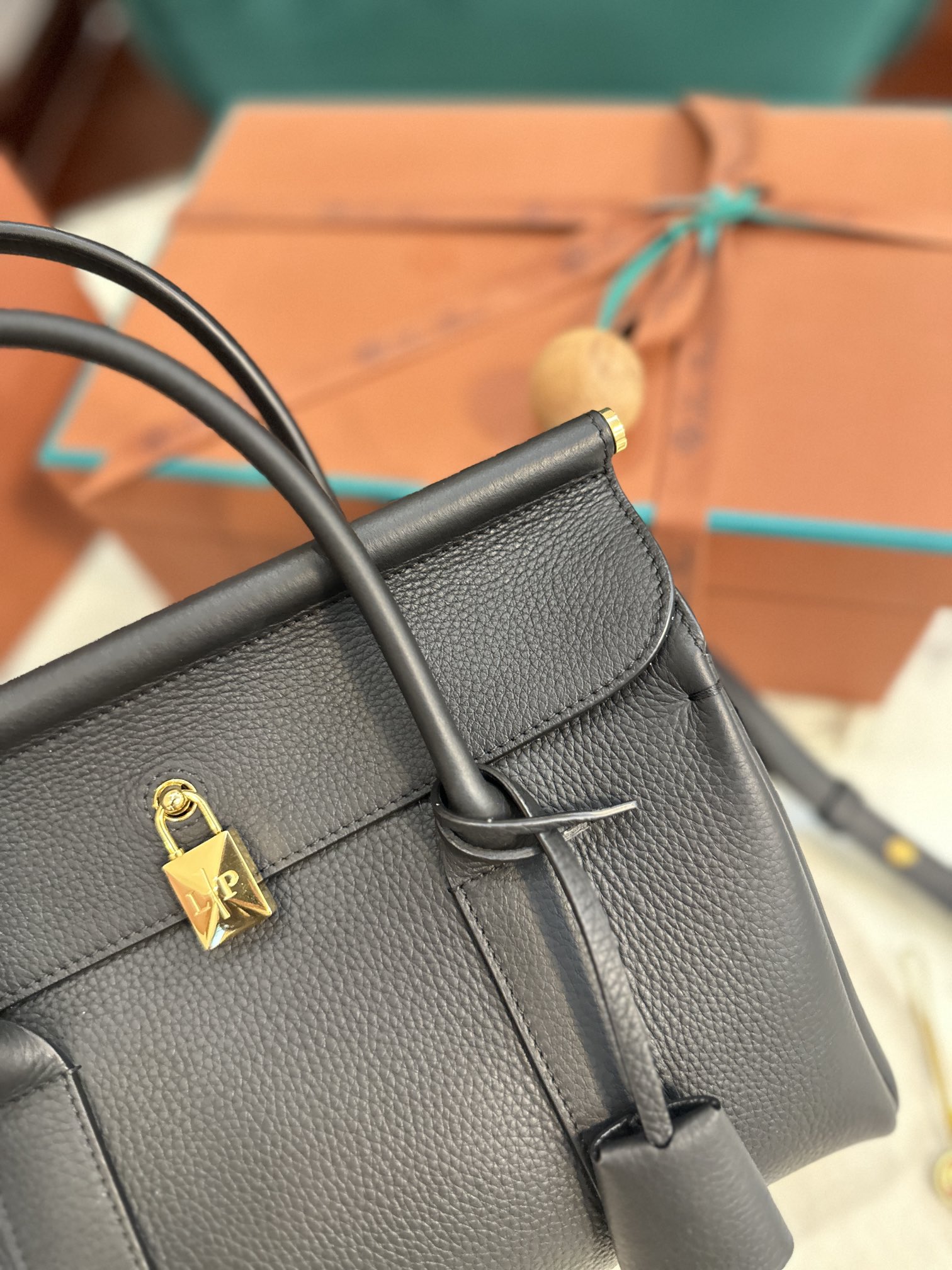 Loro Piana Loom bag L25 Calfskin Black/Sun Gold | Loro Piana