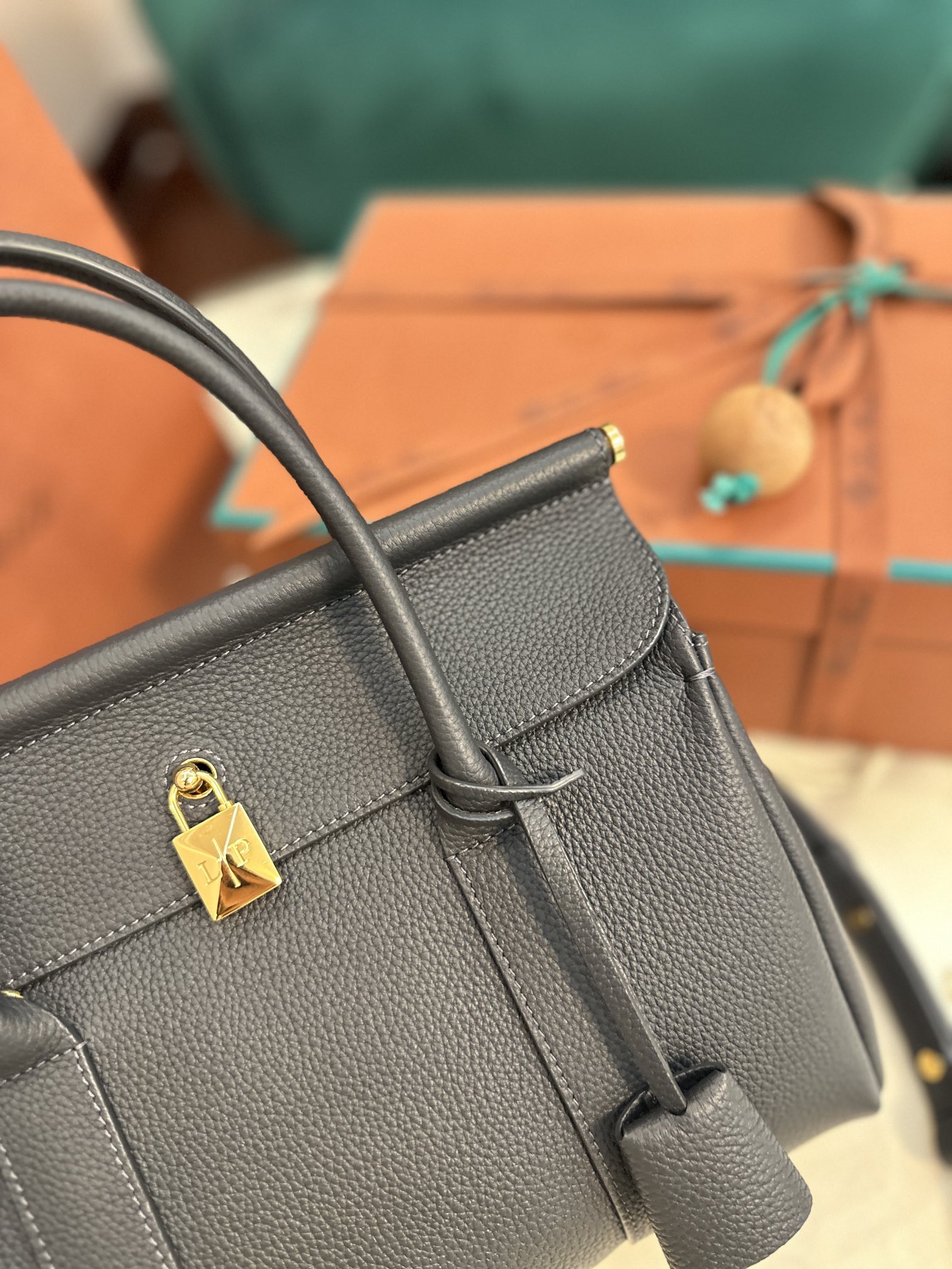 Loro Piana Loom bag L25 Calfskin Black/Sun Gold | Loro Piana