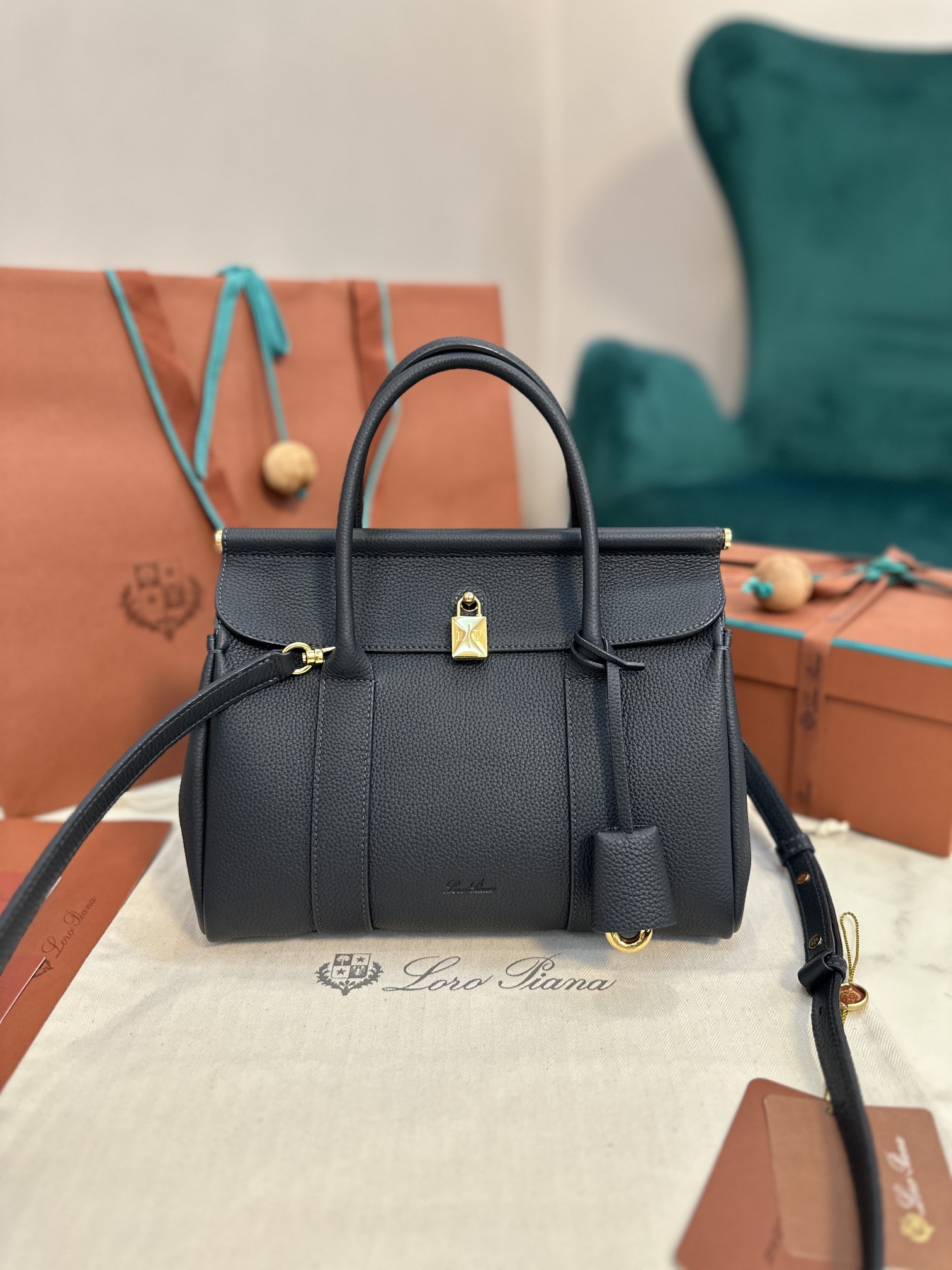 Loro Piana Loom bag L25 Calfskin Black/Sun Gold | Loro Piana