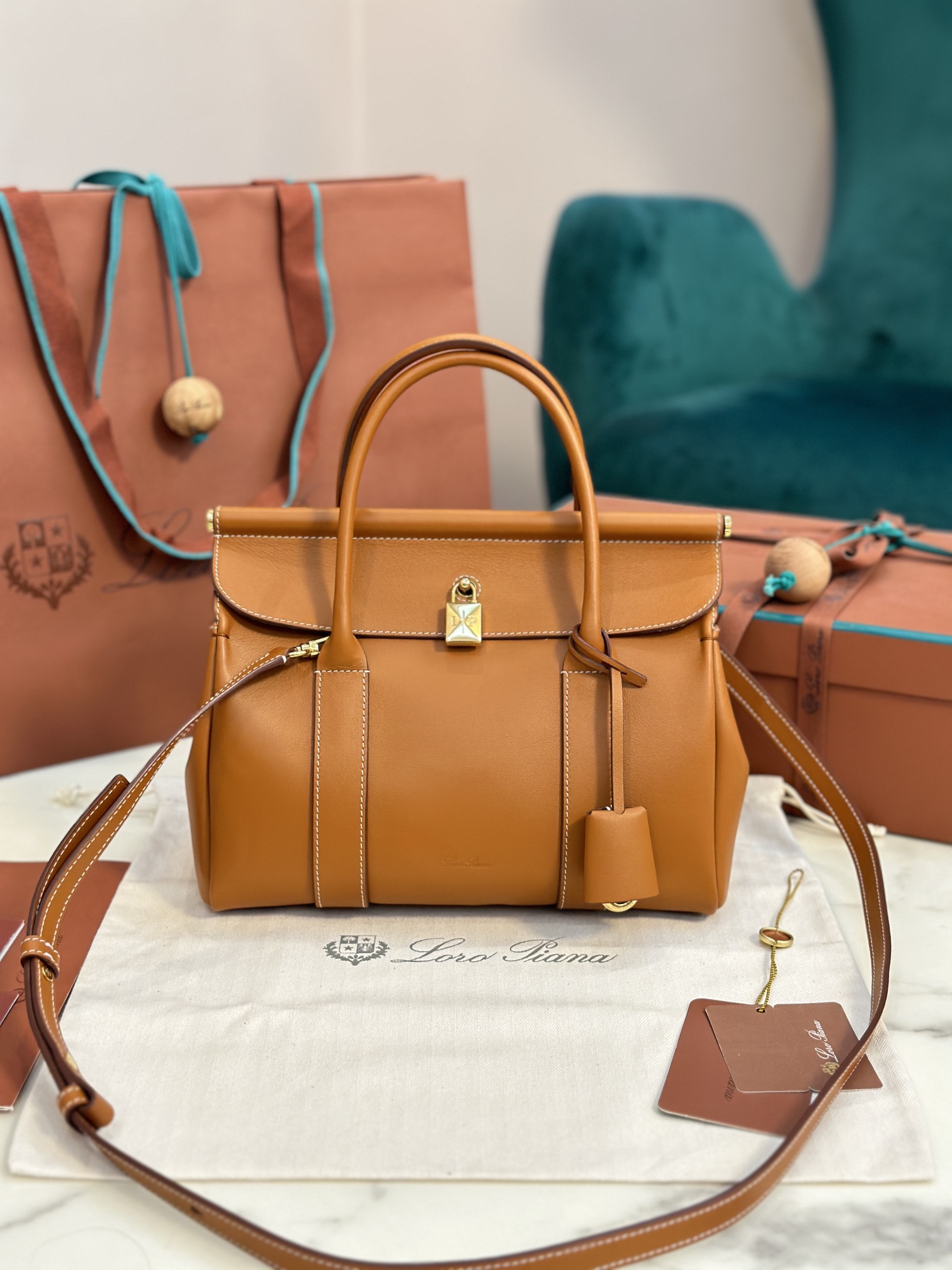 Loro Piana Loom bag L25 Calfskin Warm Tan/Sun Gold | Loro Piana FR