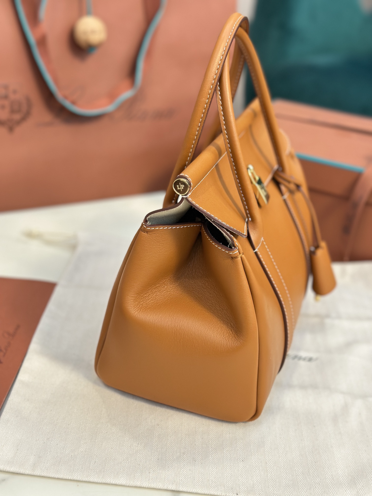 Loro Piana Loom bag L25 Calfskin Warm Tan/Sun Gold | Loro Piana FR